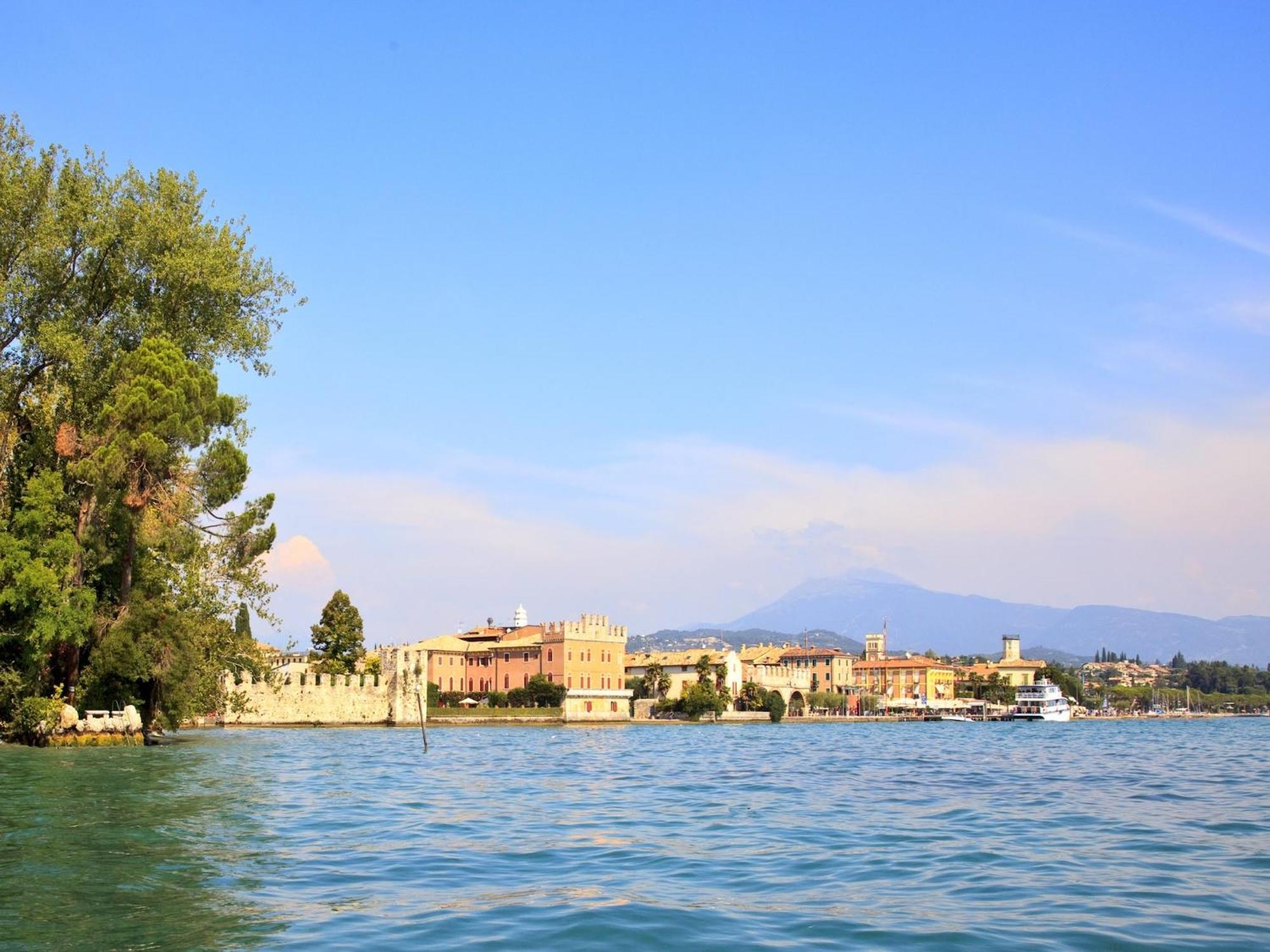 Enticing Holiday Home In Lazise With Swimming Pool Dış mekan fotoğraf